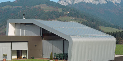 Modernes Einfamilienhaus mit Stehfalzeindeckung in hellgrau | PREFA