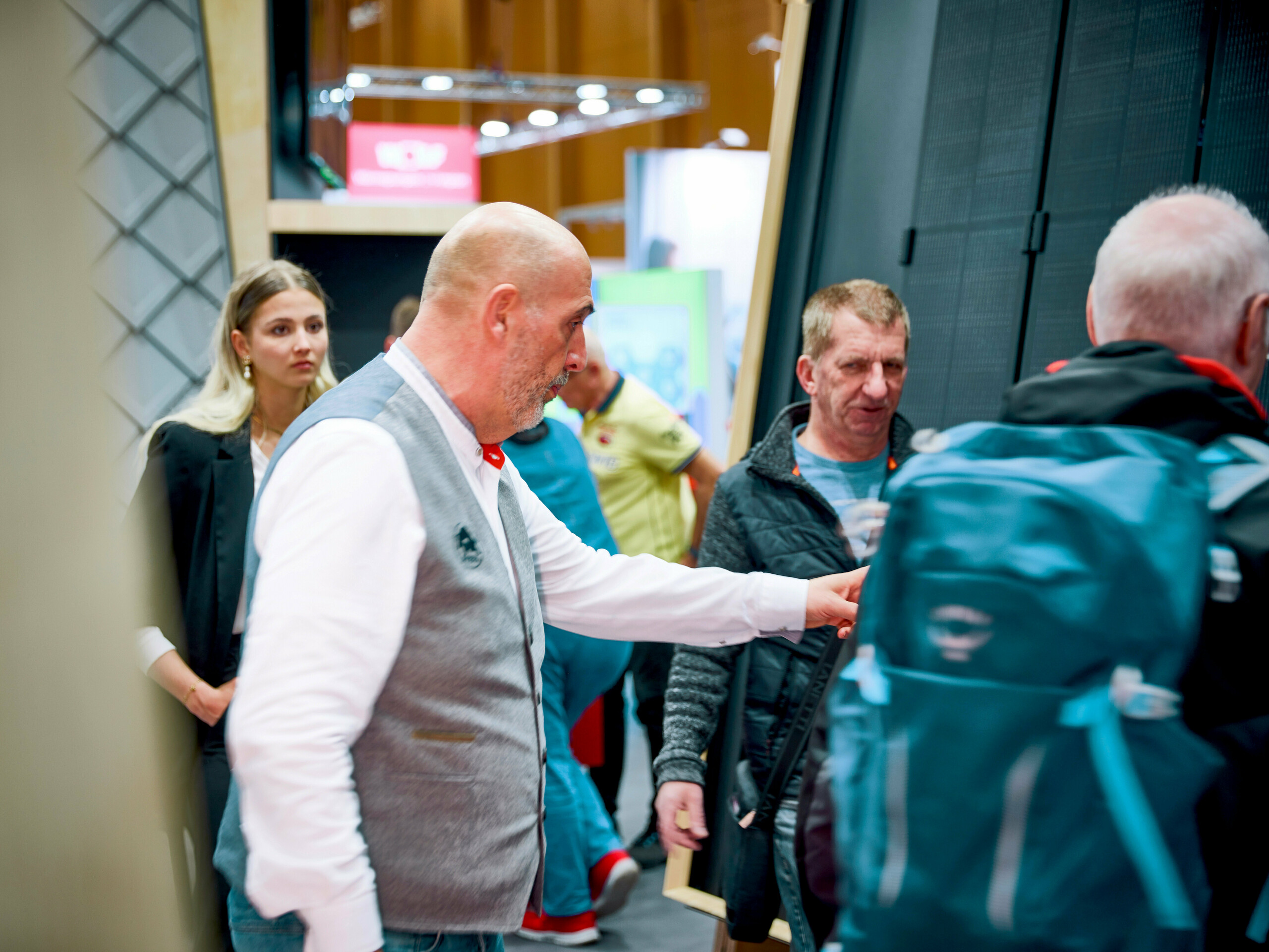 Dynamische Beratungsszene am PREFA Messestand: Helmut Schmalzl, ein erfahrener PREFA Experte, erklärt Besuchern direkt am Produkt die Vorteile der innovativen Aluminiumlösungen. Im Fokus steht das hochwertige PREFALZ Solarmodul, das sich harmonisch in die Dachfläche integriert und gleichzeitig nachhaltige Energiegewinnung ermöglicht. Die Messebesucher zeigen reges Interesse – persönliche Beratung, haptisches Erleben und direkte Fachgespräche schaffen Vertrauen. Im Hintergrund sichtbar: moderne Fassadenmuster mit markanter Struktur. PREFA vermittelt nicht nur Produkte, sondern praxisnahe Systemlösungen für Dach, Fassade und Solar – robust, langlebig, ästhetisch und optimal aufeinander abgestimmt.