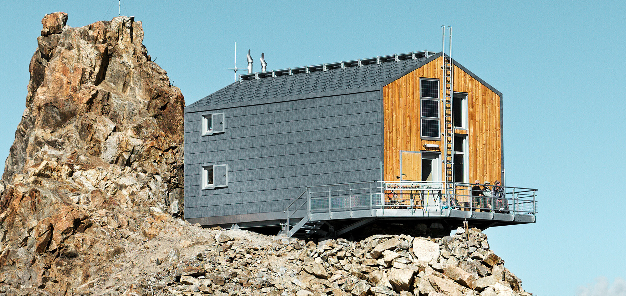 Frisch sanierte Schutzhütte Refuge de L´Aigle mit dem PREFA Dach- und Fassadenpaneel FX.12 in P.10 Steingrau.