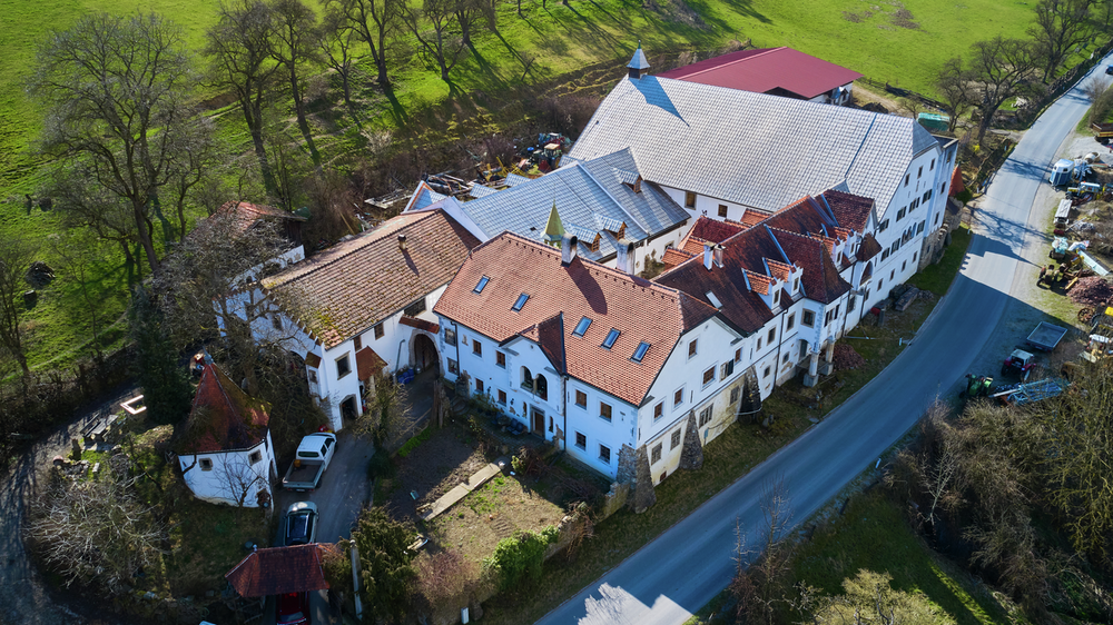 Über 65 Jahre altes PREFA Dach - Drohnenaufnahme von oben