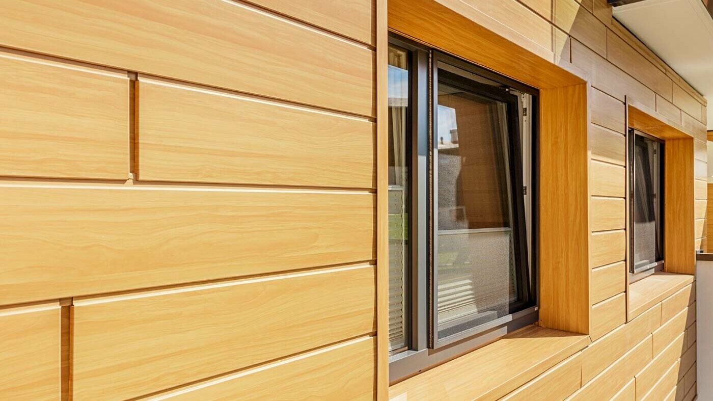 Alufassadenfläche mit den PREFA Sidings in Holzoptik mit Fenstereinfassung;