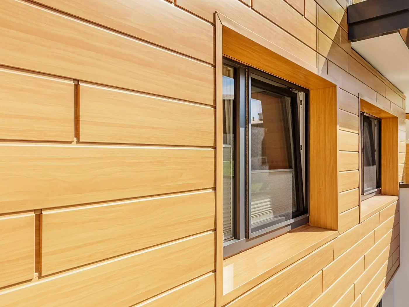 Alufassadenfläche mit den PREFA Sidings in Holzoptik mit Fenstereinfassung;
