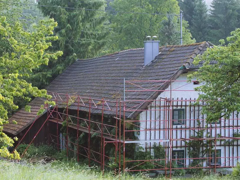 Altes Einfamilienhaus vor der Dachsanierung mit PREFA