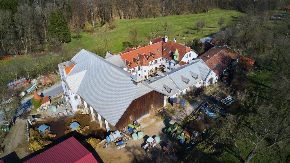 Über 65 Jahre altes PREFA Dach - Drohnenaufnahme von oben