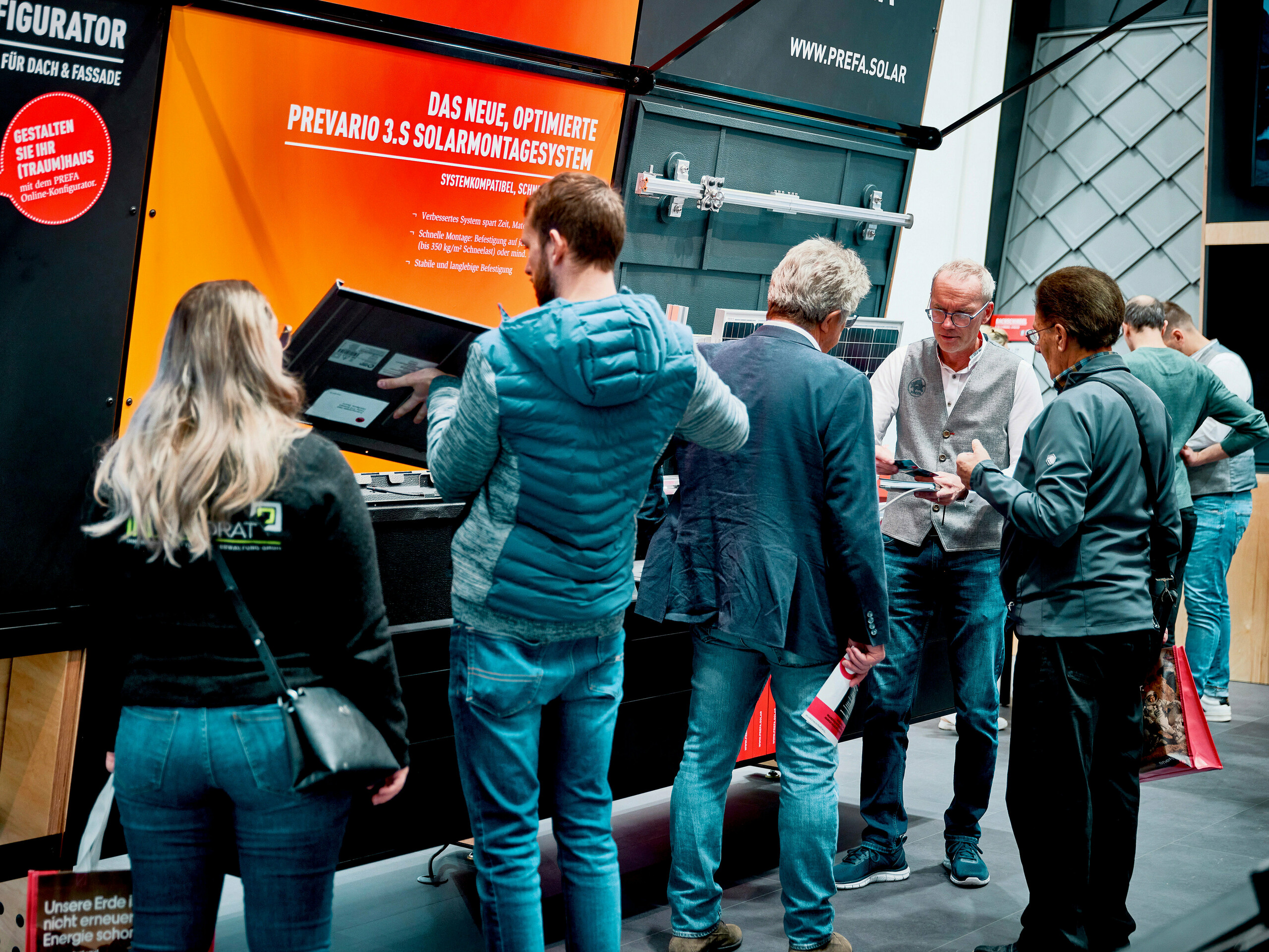 Am PREFA Messestand 2026 steht das neue PREVARIO 3.S Solarmontagesystem im Zentrum des Interesses. Besucher:innen begutachten live die stabilen und systemkompatiblen Montagelösungen für Photovoltaik-Anlagen. Ein PREFA Experte erklärt die Vorteile: schnelle Montage, hohe Schneelastsicherheit und einfache Integration in bestehende Dachsysteme. Das moderne Standdesign mit interaktiven Elementen, technischen Querschnitten und Echtteilen ermöglicht einen praxisnahen Zugang zur Solartechnologie. PREFA positioniert sich damit als verlässlicher Partner für nachhaltiges Bauen und klimafitte Sanierung. Technisches Know-how trifft hier auf persönliche Beratung – für alle, die mehr aus ihrem Dach machen wollen.