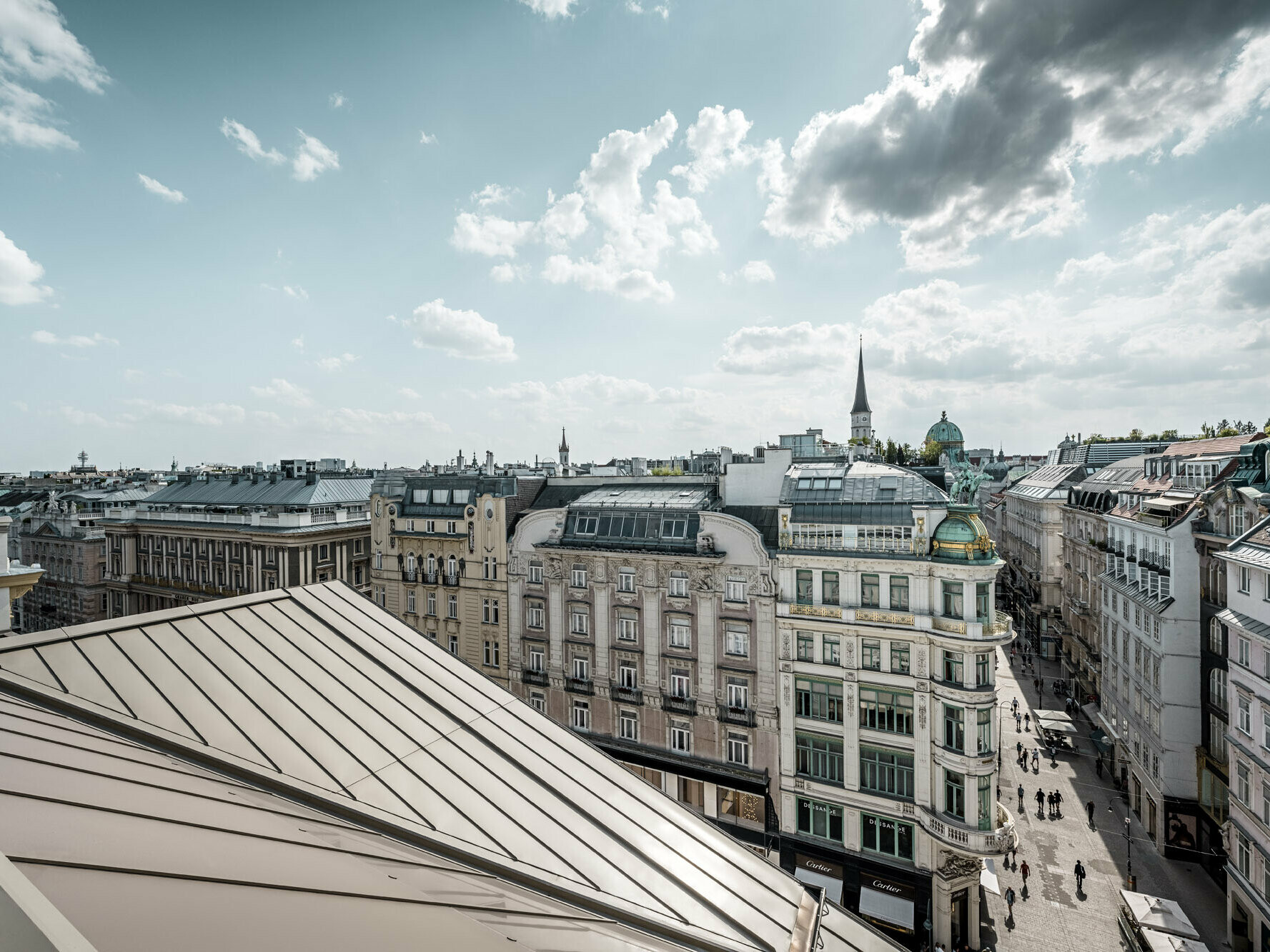Weiter Blick auf die Dächer von Wien, links im Bild die Prefalz-Bahnen auf dem Rosewood Hotel Vienna im noblen Bronzeton.