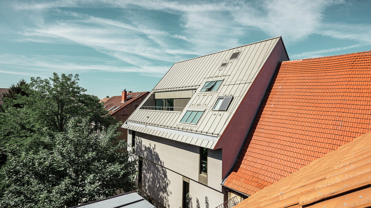 Seitenansicht auf das bronze gedeckte Prefalz-Dach.