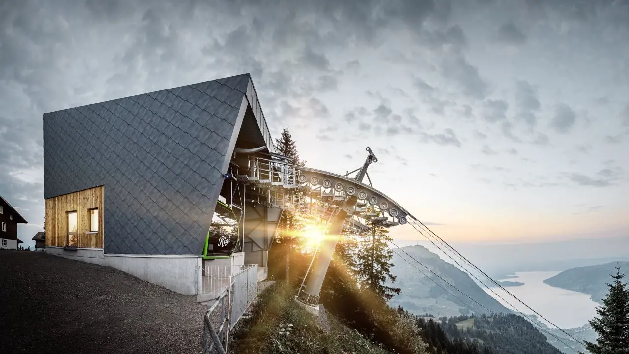 Die Rigi Scheidegg Bahn bei Sonnenuntergang, eingedeckt mit PREFA Wandrauten 44 × 44 in P.10 Steingrau
