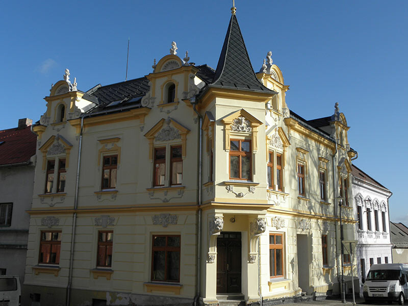 Denkmalgeschütztes Haus nach der Dachsanierung mit PREFA Dachrauten und Prefalz in Anthrazit