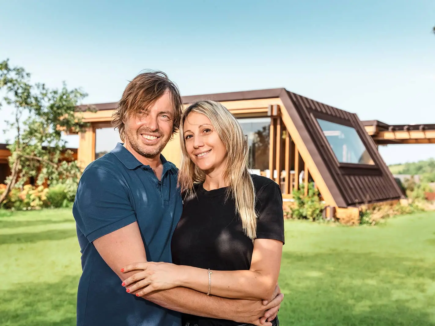 Ein Bild von Elisabetta Spinelli und Jürgen Niederfringer, den Gründern der Firma Nieder S.r.l., vor dem Musterhaus bei Rimini (Italien).