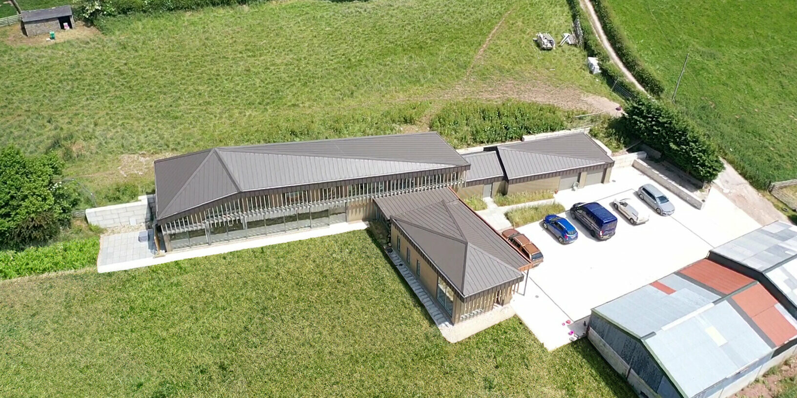 Vogelperspektive auf Langhaus in Derbyshire mit spezieller Dachlandschaft auf PREFALZ in P.10 Braun