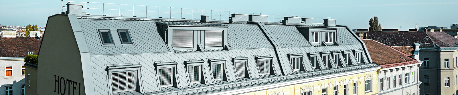 Dachgeschoßausbau des Hotel Schönbrunn in Wien, eingedeckt wurde das Dach mit der PREFA Dachraute aus Aluminium.