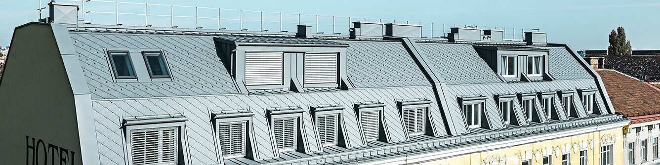 Dachgeschoßausbau des Hotel Schönbrunn in Wien, eingedeckt wurde das Dach mit der PREFA Dachraute aus Aluminium.