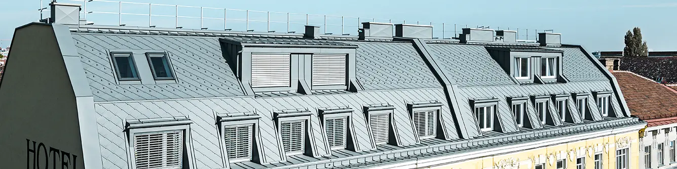 Dachgeschoßausbau des Hotel Schönbrunn in Wien, eingedeckt wurde das Dach mit der PREFA Dachraute aus Aluminium.