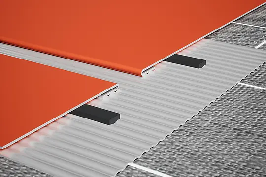 Detailansicht einer PREFA Attikaabdeckung aus Aluminium mit Unterlagsprofilen zur sicheren Befestigung