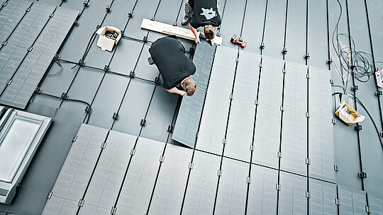 Auf einem modernen Dach in Meschede, Deutschland, wurden erstmals die innovativen PREFALZ Solarmodule installiert. Die rahmenlosen Glas/Glas-PV-Module mit TOPCon-Zellentechnologie fügen sich elegant in die rund 97 m² große Dachfläche ein und liefern beeindruckende 18 kWp Leistung. Die flache Neigung sorgt für einen verbesserten Selbstreinigungseffekt und unterstreicht die Ästhetik des Gebäudes. Die hochwertige PREFALZ Lösung vereint Design, Effizienz und Nachhaltigkeit – perfekt für anspruchsvolle Bauherren.