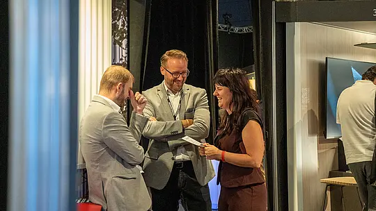Aufnahme von der Architect@Work Veranstalung in der Wiener Stadthalle. Architekturexperten im Austausch über nachhaltiges Bauen und Kreislaufwirtschaft. Die stilvolle Veranstaltungsszene zeigt Networking vor modernen Architekturdetails mit PREFA Aluminiumprodukten. Langlebige, leichte und recycelbare Aluminiumlösungen stehen für zukunftsfähige Gestaltung, Ressourcenschonung und innovative Baukonzepte mit hoher Designqualität.