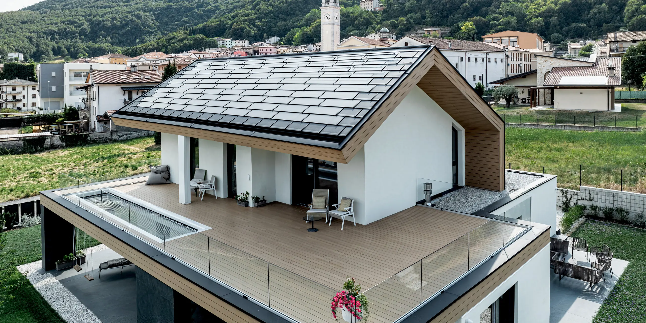 Modernes Einfamilienhaus in Vicenza mit elegantem PREFA Solardach in P.10 Schwarz. Die innovativen PREFA Solardachplatten verbinden nachhaltige Energiegewinnung mit hochwertigem Design. Das langlebige Aluminiumdach fügt sich harmonisch in die Landschaft ein und bietet zuverlässigen Schutz vor Witterungseinflüssen – ein architektonischer Blickfang mit moderner Funktionalität.
