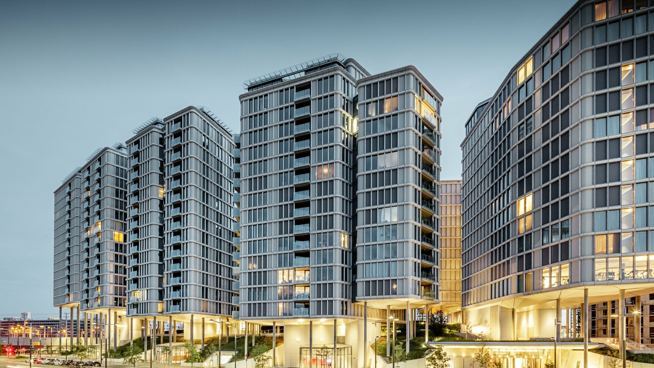 Belvedere in Wien mit Elementen der PREFA Profilwelle in Silbermetallic bei Nacht fotografiert