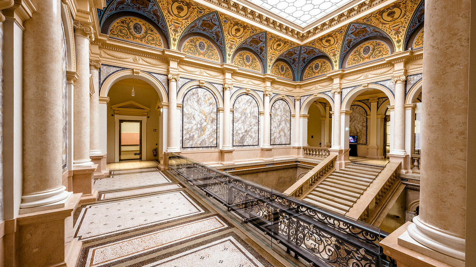 Das Innere des Künstlerhauses. Prächtige Dekorationen und ein markantes Treppenhaus verleihen der Atmosphäre ein besonderes Flair.