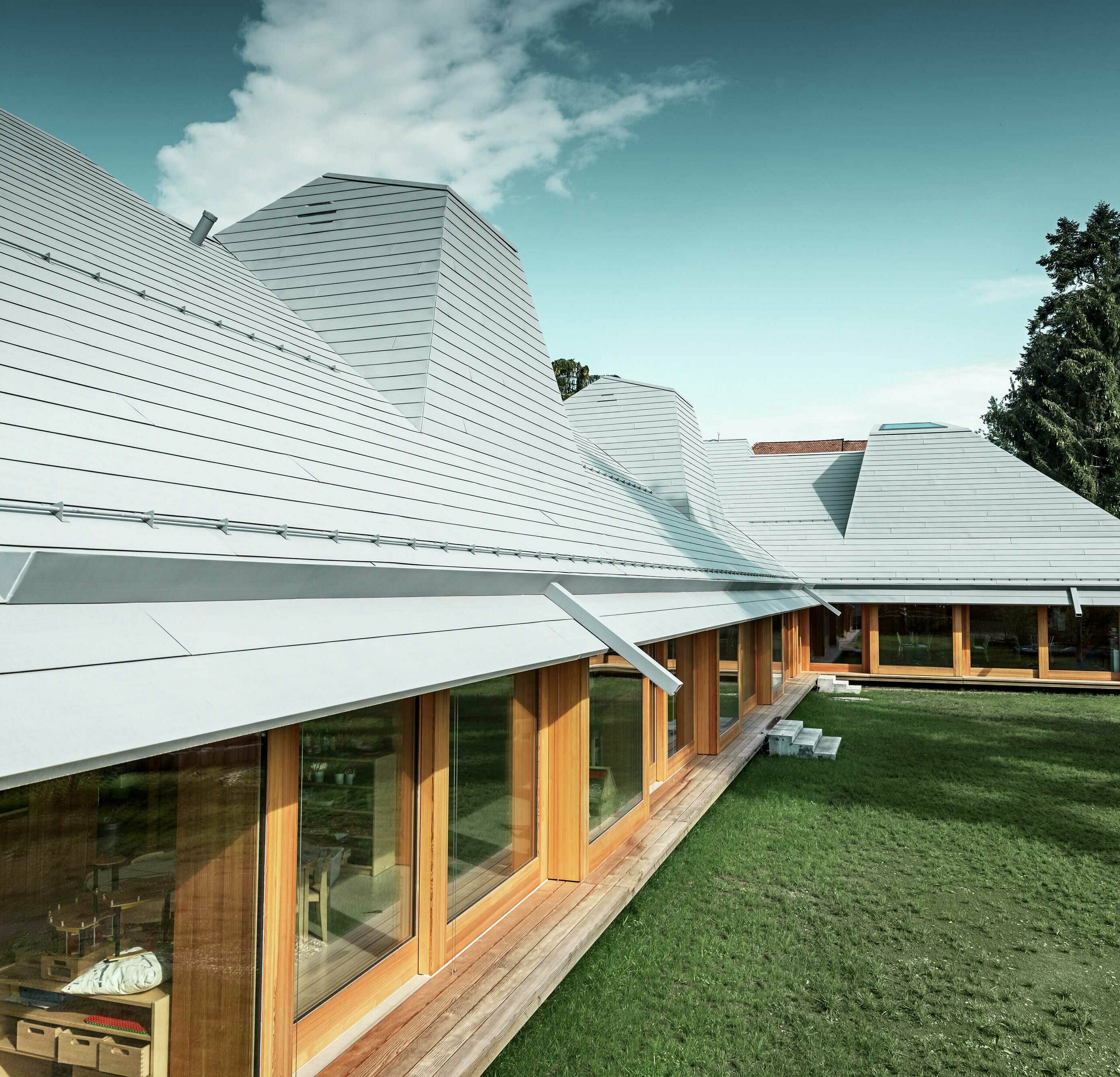 Schweizer Kindergarten mit Aluminium-Dach von PREFA in Patina Grau