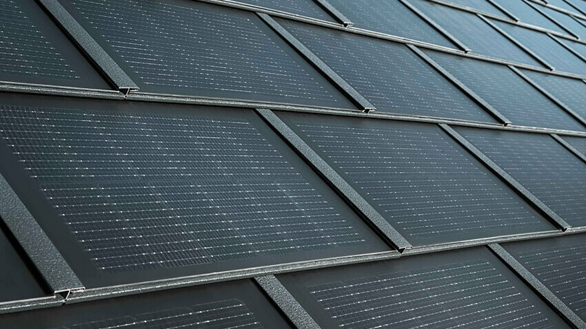 PREFA Solardachplatte in der Farbe Anthrazit: Das sturmsichere Dachsystem aus Aluminium verfügt über integrierte Photovoltaik-Module, die mit der Kraft der Sonne Strom erzeugen.