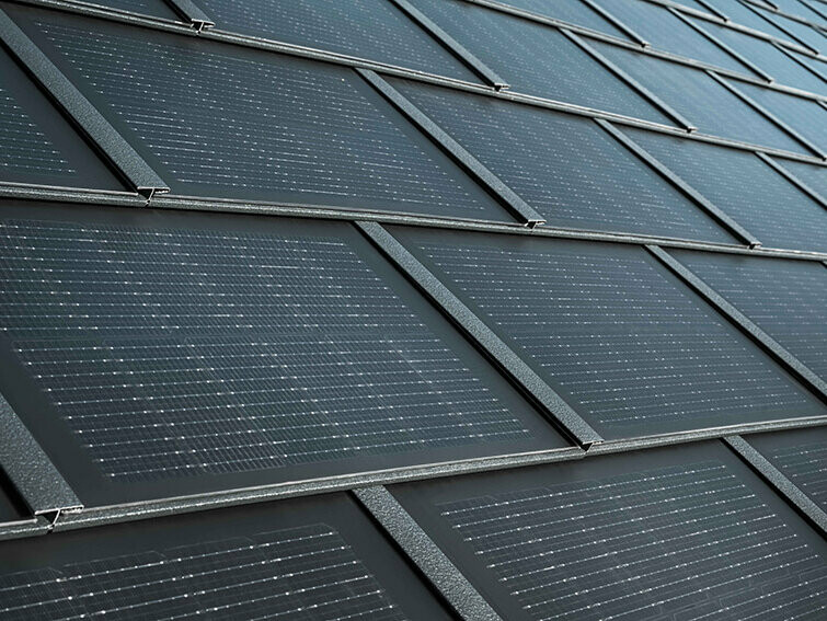 Nahaufnahme der PREFA Solardachplatte in kleiner Ausführung