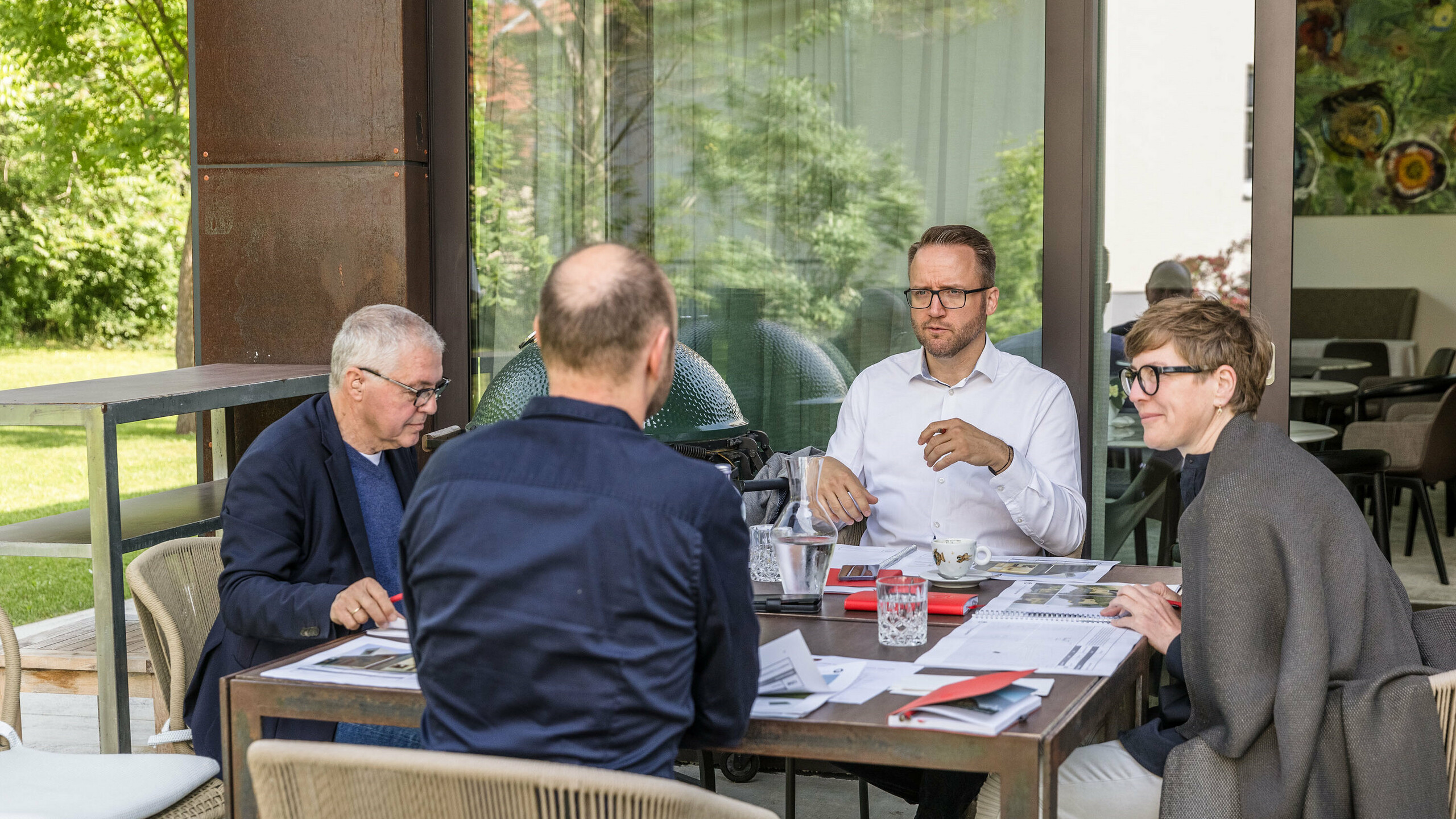 Intensive Projektbewertung beim PREFARENZEN 2026 Expertendialog: Falk Leinert (Leinert Lorenz Architekten), Thomas Schlett (B3 Architekten), Christian Wirth (Regionaler Vertriebsleiter Ost, PREFA Österreich) und Juliane Croce (Croce & Wir) begutachteten im Freien auf dem Gelände der Winzerresidenz im burgenländischen Seewinkel Architekturentwürfe. Die Jury diskutiert kreative Ansätze, nachhaltige Materialien und gestalterische Qualität, um die finalen Projekte für das PREFARENZEN-Architekturbuch und den Kalender 2026 auszuwählen.