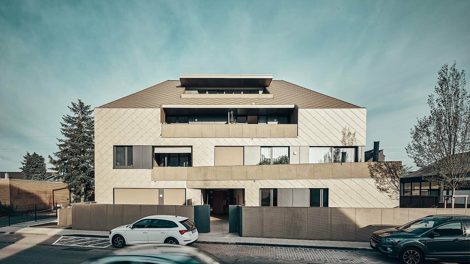Frontansicht des Wohnhauses in einheitlicher Rautenschuppenhaut mit Fassadenrauten 44 x 44 von PREFA in der Sonderfarbe P.10 bronze.