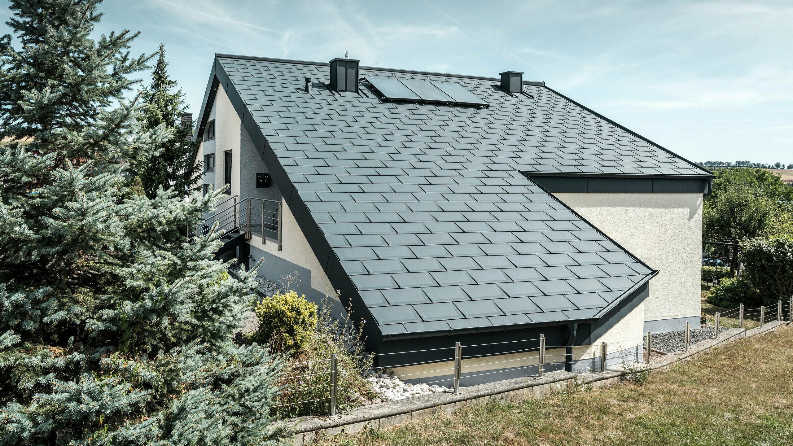 Einfamilienhaus in Newel-Besslich mit PREFA Dachplatte R.16 und PREFA Dachentwässerungssystem in anthrazit