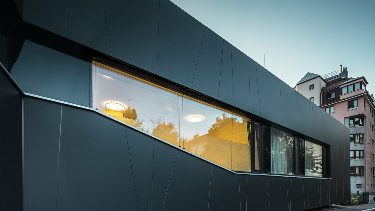 Dunkles Fassadendesign für die Zentrale Notaufnahme Wien mit der PREFABOND Aluminium Verbundplatte von Prefa.