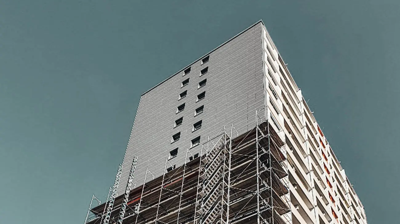Die Stirnseite des Gebäude im Umbau mit dem Baustellengerüst der Fassadenrenovierung.