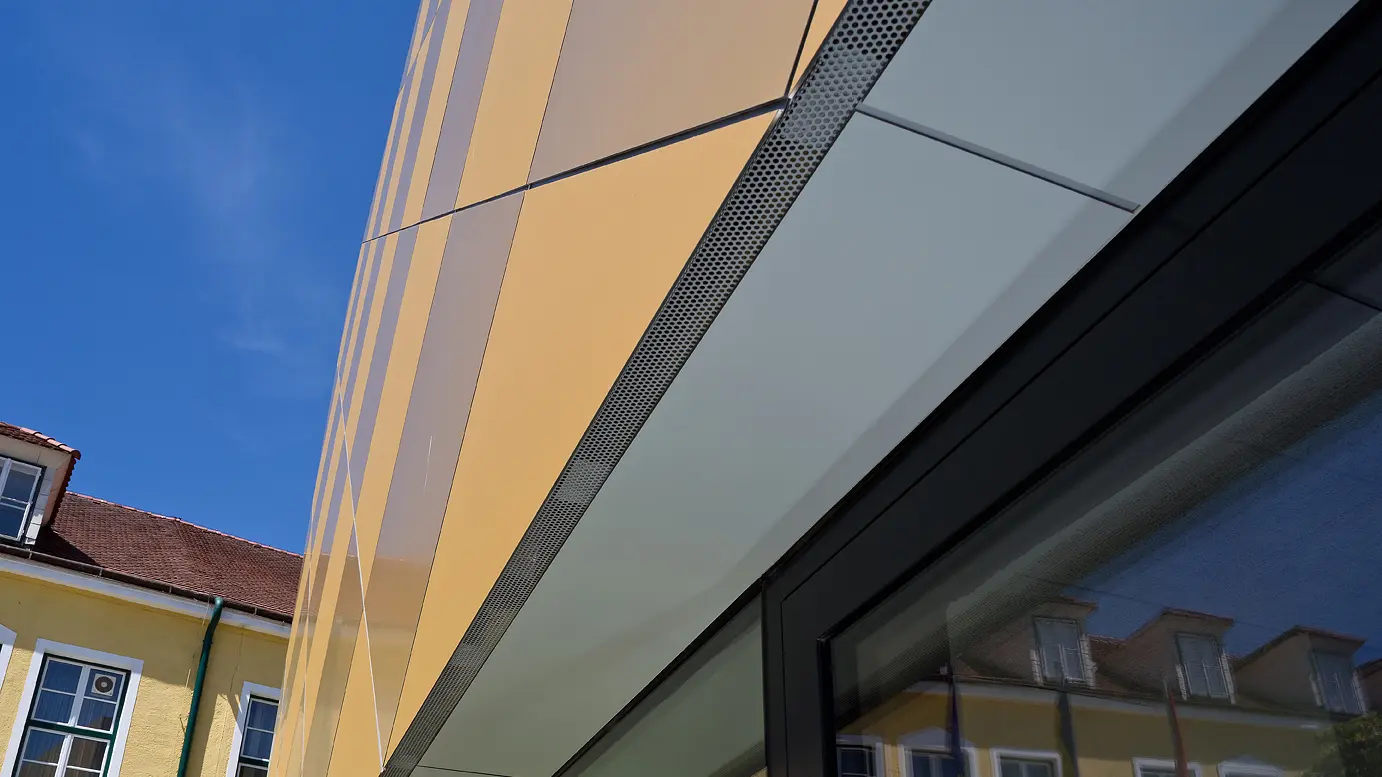 Nahaufnahme der Fassade des Musikvereins Zwettl mit PREFA Aluminium Verbundplatten in Gold.