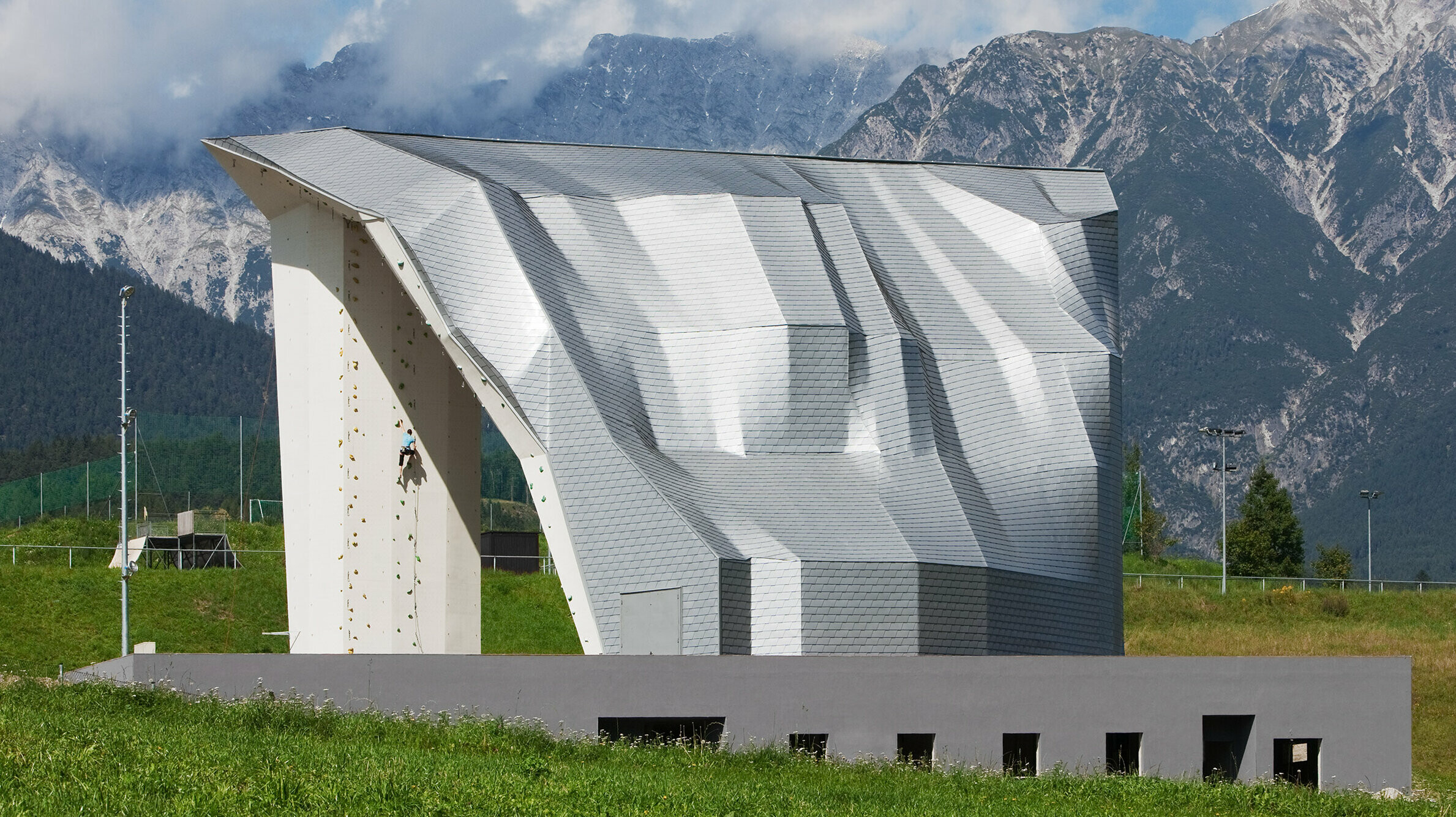 Kletterturm in Imst mit PREFA Wandschindeln in der Farbe Silbermetallic