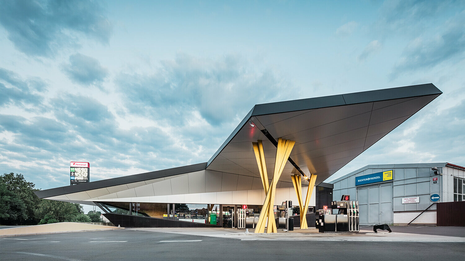 Das Gebäude von der gegenüberliegenden Straßenseite, die PREFABOND Aluminium Verbundplatte in Schwarzgrau und Reinweiß kommt zur Geltung.