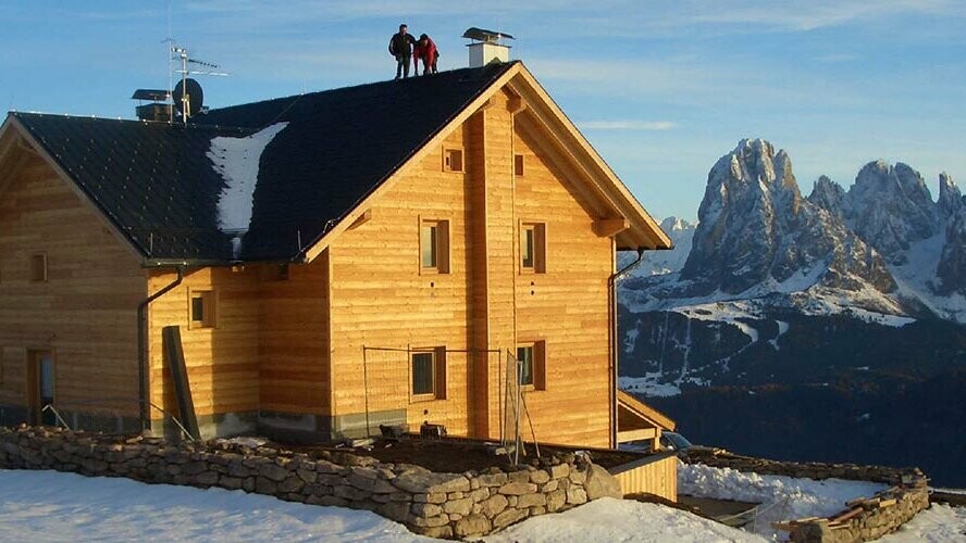 Die Raschötz-Hochalm trotzt dem Wind und Schnee der Dolomiten mit robusten PREFA Dachplatten in P.10 Anthrazit