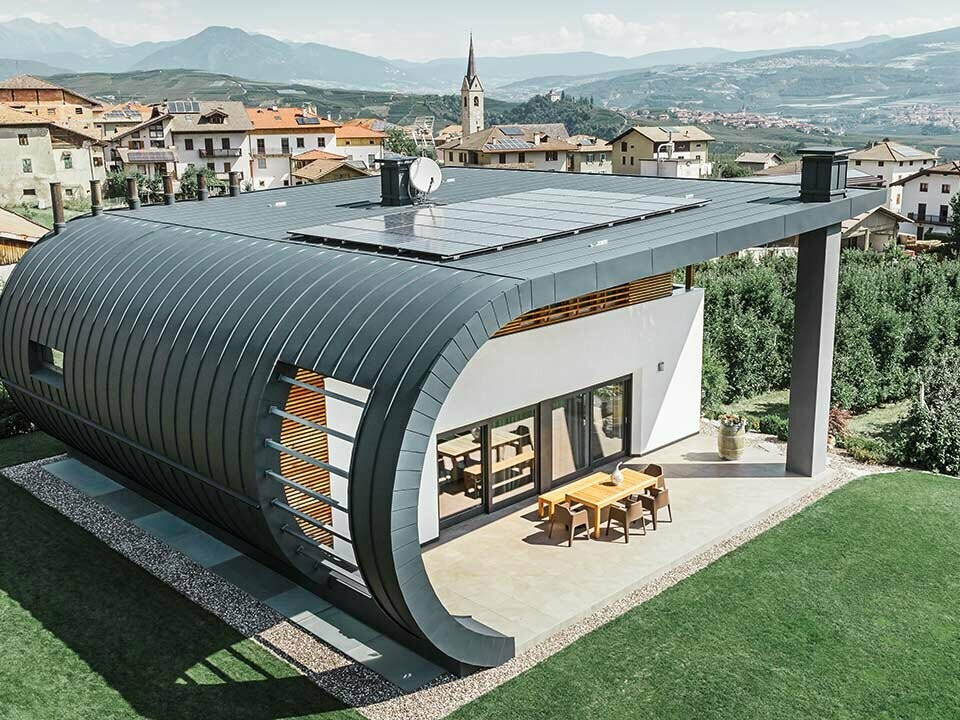 Designhaus in einem italienischen Dorf, eingedeckt mit PREFA Stehfalzbahnen in P.10 Anthrazit