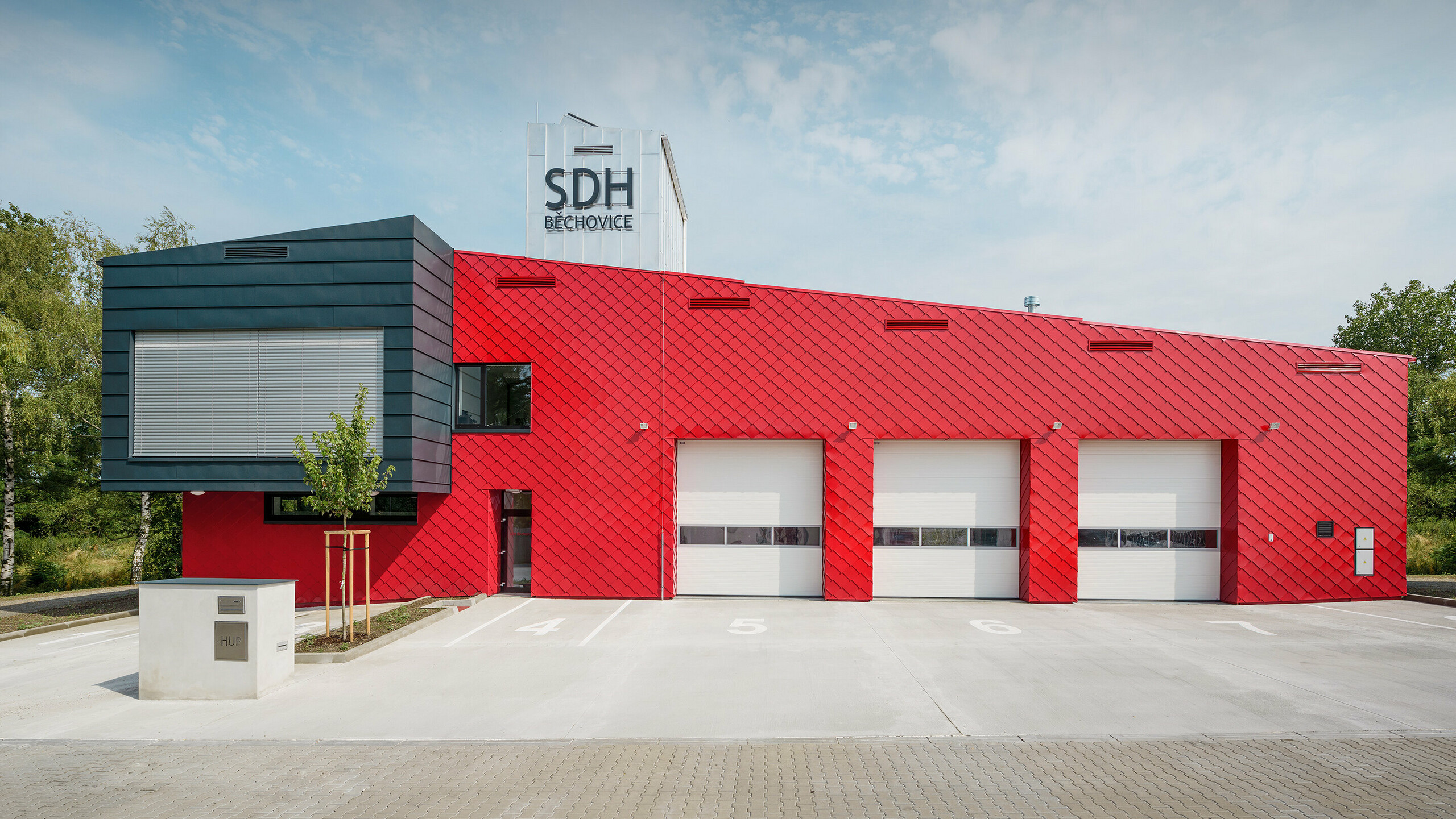 Feuerwehrhaus mit Prefalz und PREFA Wandrauten in Anthrazit, Feuerwehrrot und Naturblank