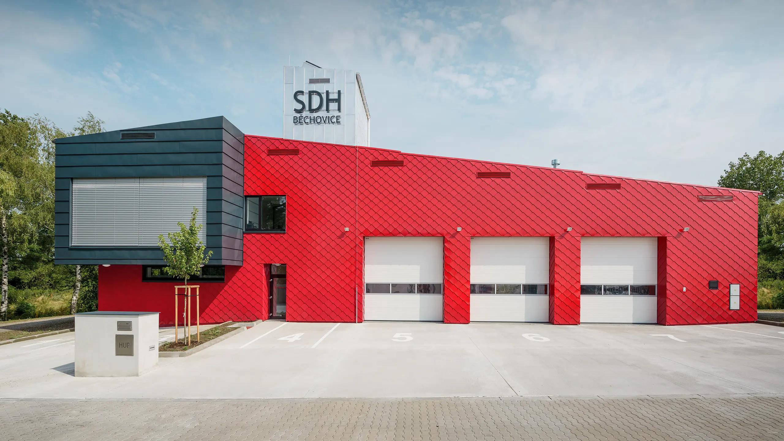 Feuerwehrhaus mit Prefalz und PREFA Wandrauten in Anthrazit, Feuerwehrrot und Naturblank