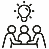 Drei Personen sitzen sich an einem Tisch gegenüber. Über den drei Personen schwebt eine leuchtende Glühbirne.