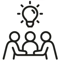 Drei Personen sitzen sich an einem Tisch gegenüber. Über den drei Personen schwebt eine leuchtende Glühbirne.