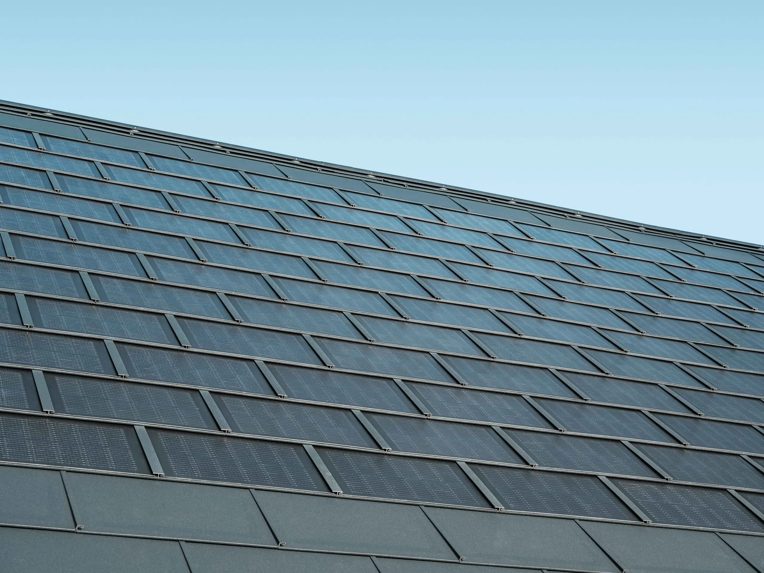 Aufnahme einer verlegten Fläche mit der Solardachplatte in Anthrazit kombiniert mit der Dachplatte R.16