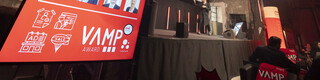Die Jury der Vamp Award Show 2023 auf einem City Light präsentiert.