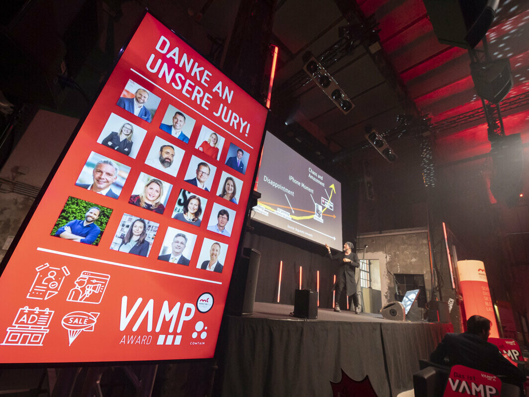 Die Jury der Vamp Award Show 2023 auf einem City Light präsentiert.