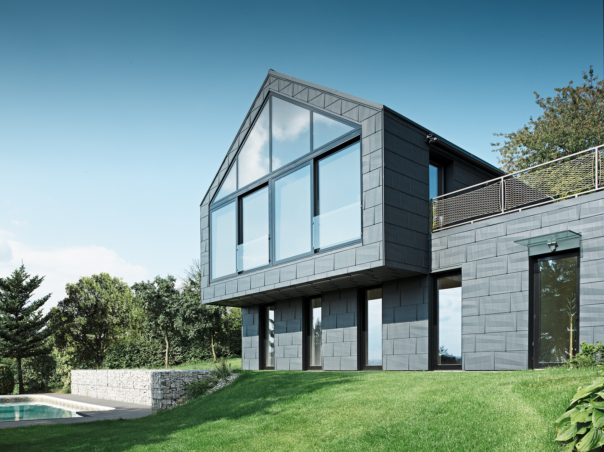 PREFA FX.12 Dach- und Fassadenpaneele in P.10 Anthrazit zu Mittag Mittagszeit: Außenwandverkleidung mit FX.12 in P.10 Anthrazit