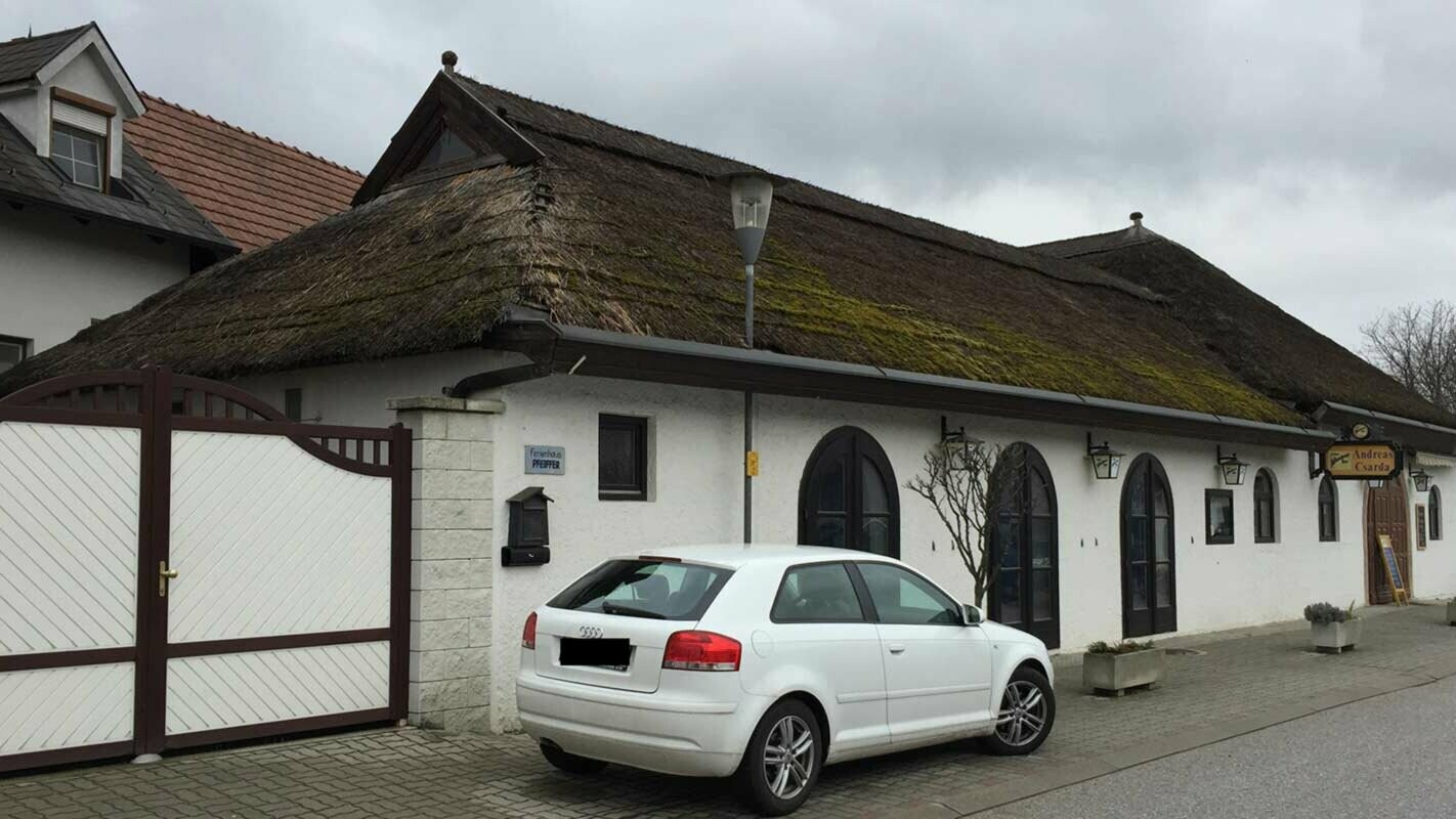 Reetdach vor der Dachsanierung mit der PREFA Dachplatte in Ziegeloptik