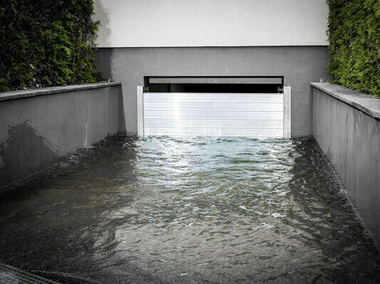 Der PREFA Hochwasserschutz schützt die Garageneinfahrt vor Überflutung durch Hochwasser