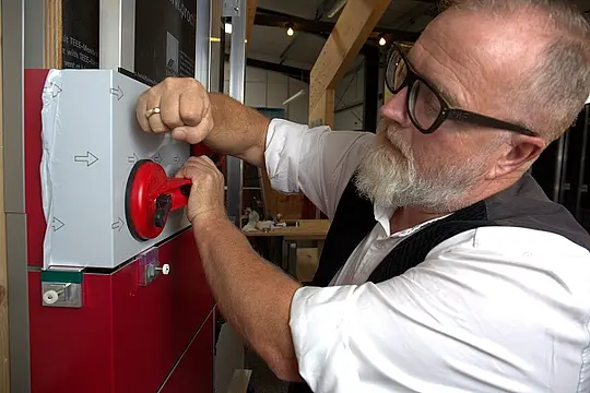 Montage und Festdrücken einer Aluminiumverbundplatte auf Klebstoff und doppelseitigem Klebeband.