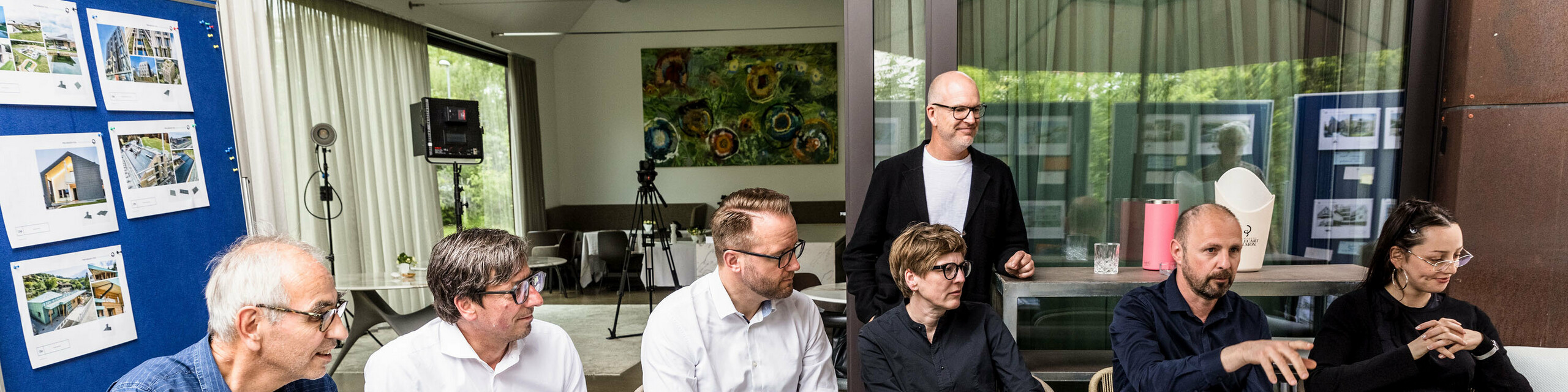 Fachliche Diskussion der hochkarätig besetzten PREFARENZEN Jury: Die Architekturexperten analysieren anhand großformatiger Bilder herausragende Architekturprojekte. Im Fokus stehen dabei innovative Dachlösungen mit PREFA-Materialien, nachhaltige Bauweisen und kontextbezogene Entwürfe. Der kreative Austausch findet in entspannter Atmosphäre in einer Winzerresidenz im burgenländischen Seewinkel statt.