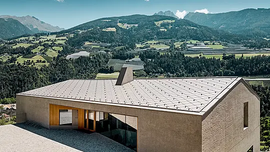 Das Bildungszentrum Riffian in Südtirol zeigt eine moderne Architektur mit PREFA Dachrauten 44 × 44 in P.10 Bronze. Das langlebige Aluminiumdach fügt sich harmonisch in die Berglandschaft ein, überzeugt durch präzise Verarbeitung und schützt Kindergarten und Volksschule dauerhaft vor Witterungseinflüssen.